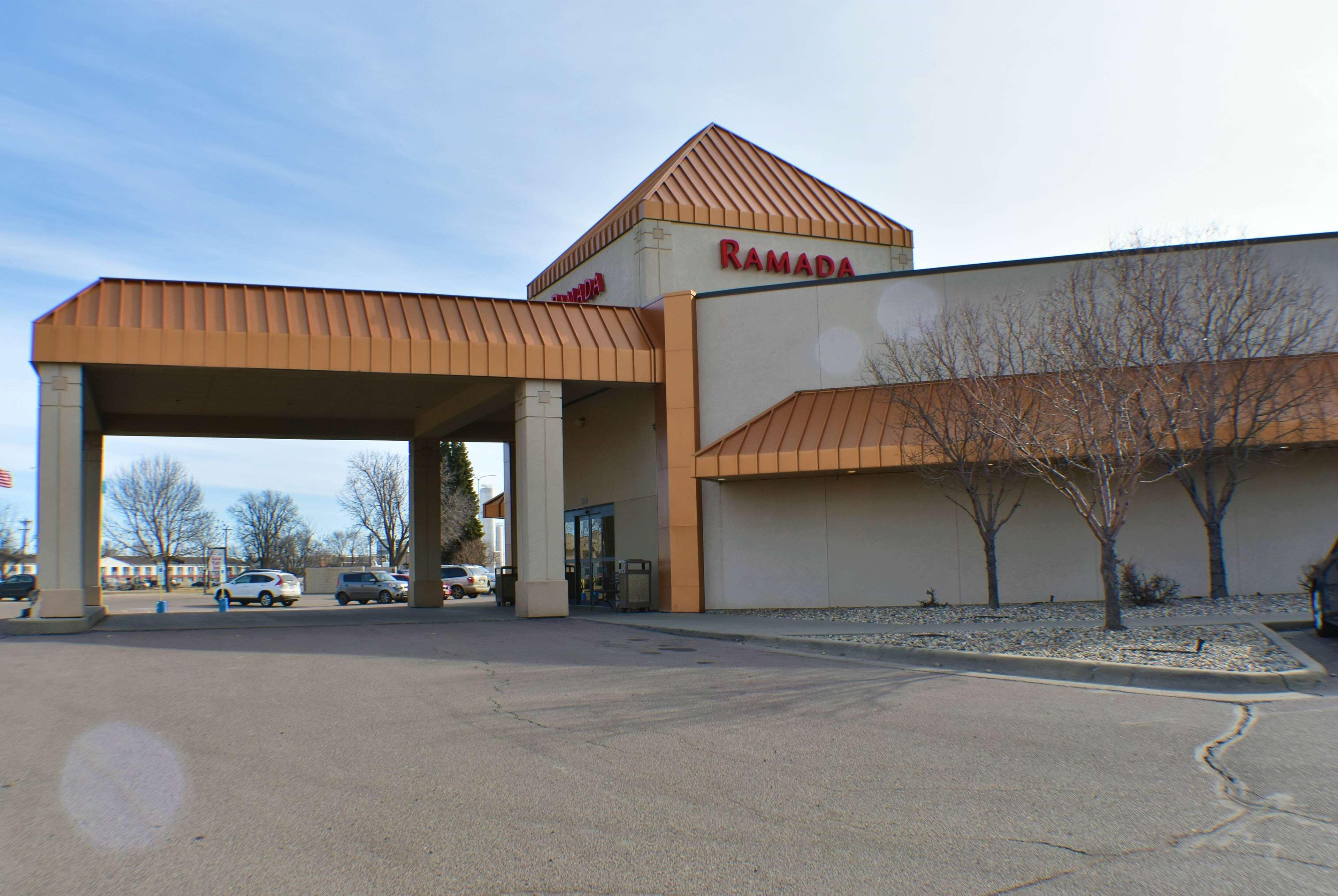 Ramada By Wyndham Sioux Falls Airport - Waterpark Resort & Event Center Esterno foto