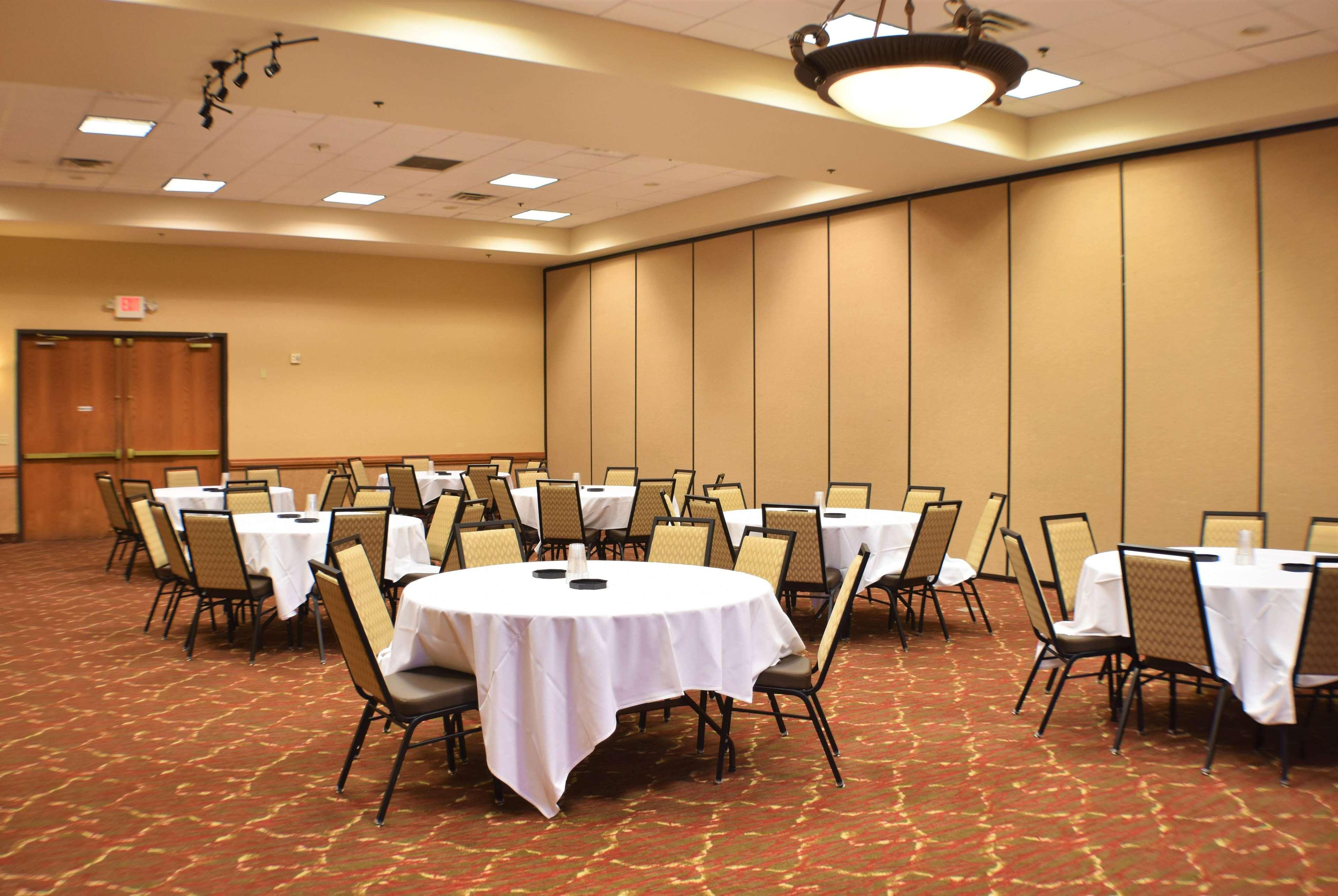 Ramada By Wyndham Sioux Falls Airport - Waterpark Resort & Event Center Esterno foto