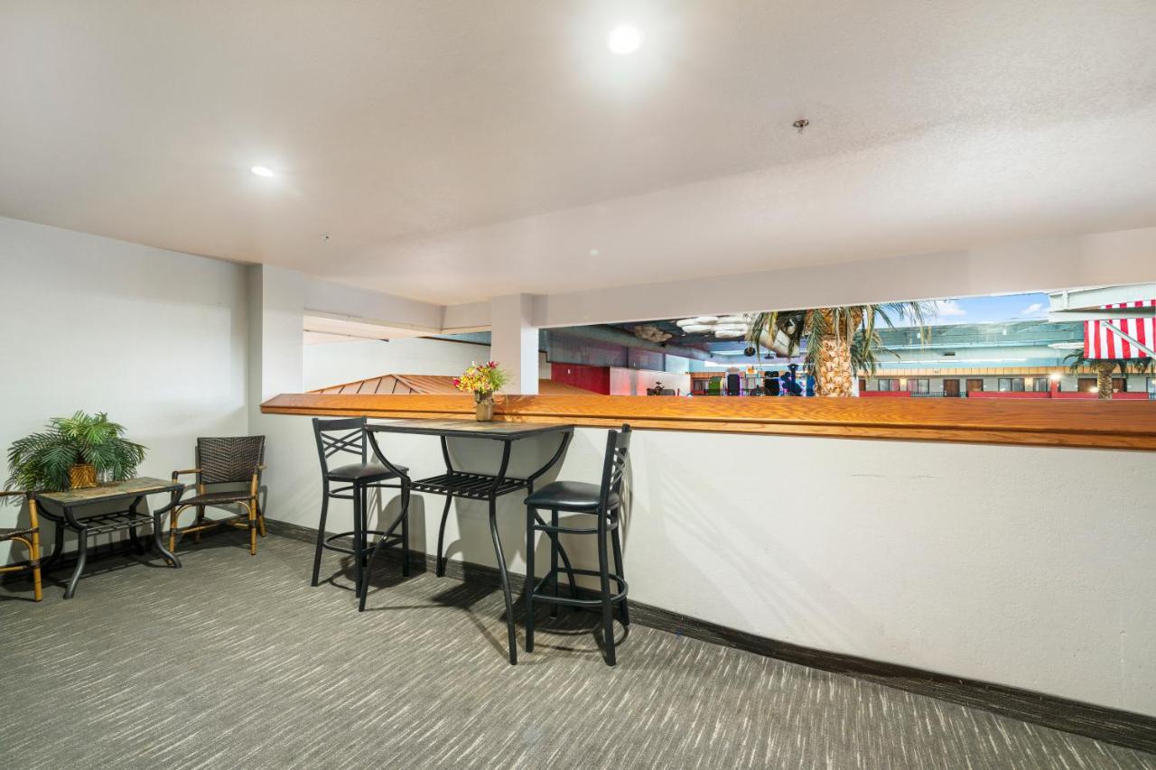 Ramada By Wyndham Sioux Falls Airport - Waterpark Resort & Event Center Esterno foto
