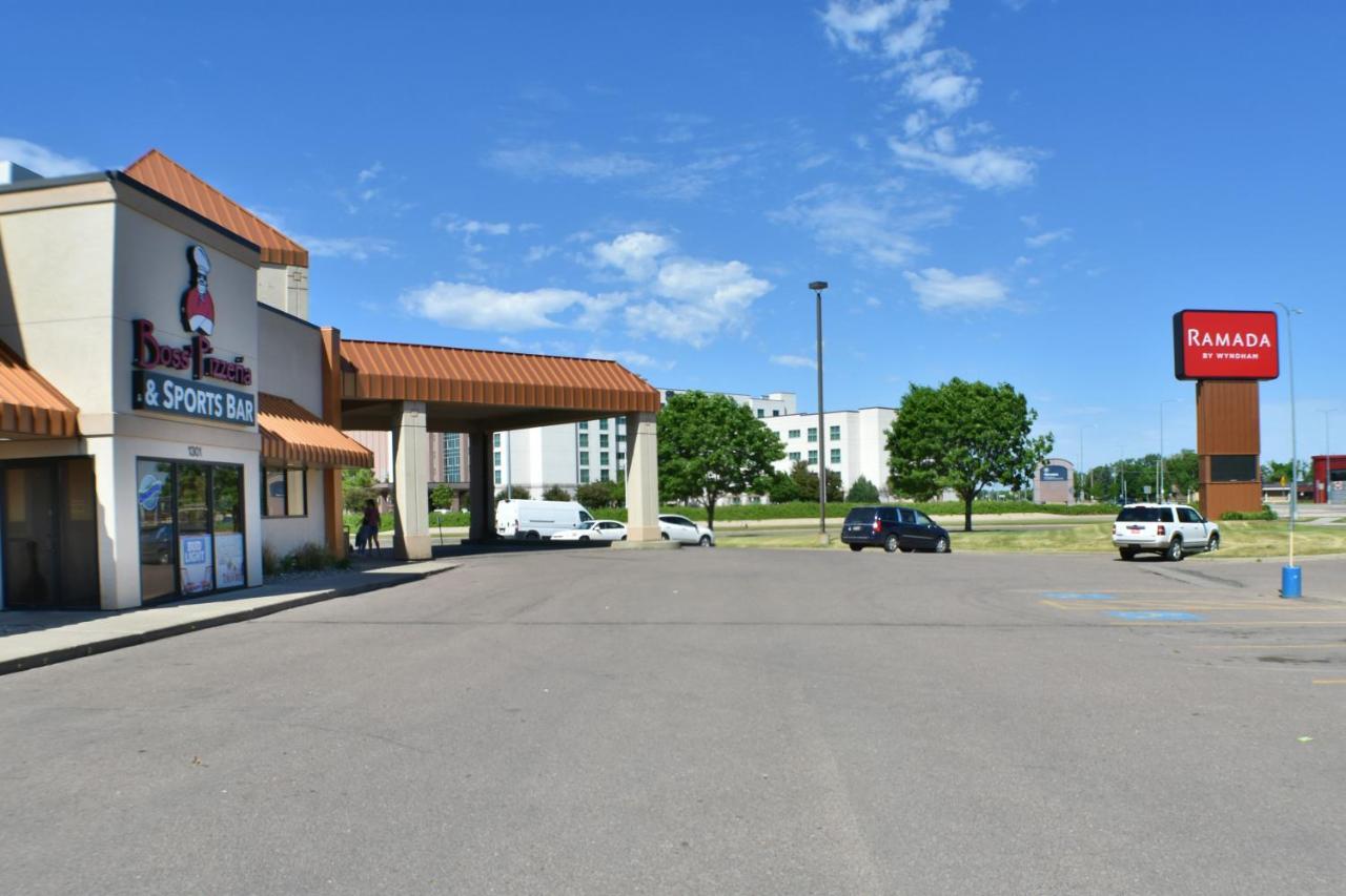 Ramada By Wyndham Sioux Falls Airport - Waterpark Resort & Event Center Esterno foto